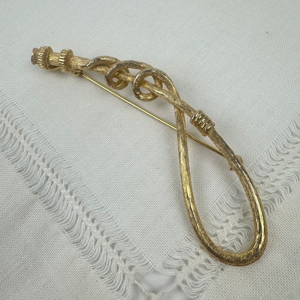 Vintage Les Bernard Thorobred Winners Gold Tone Riding Crop Horse Racing Brooch